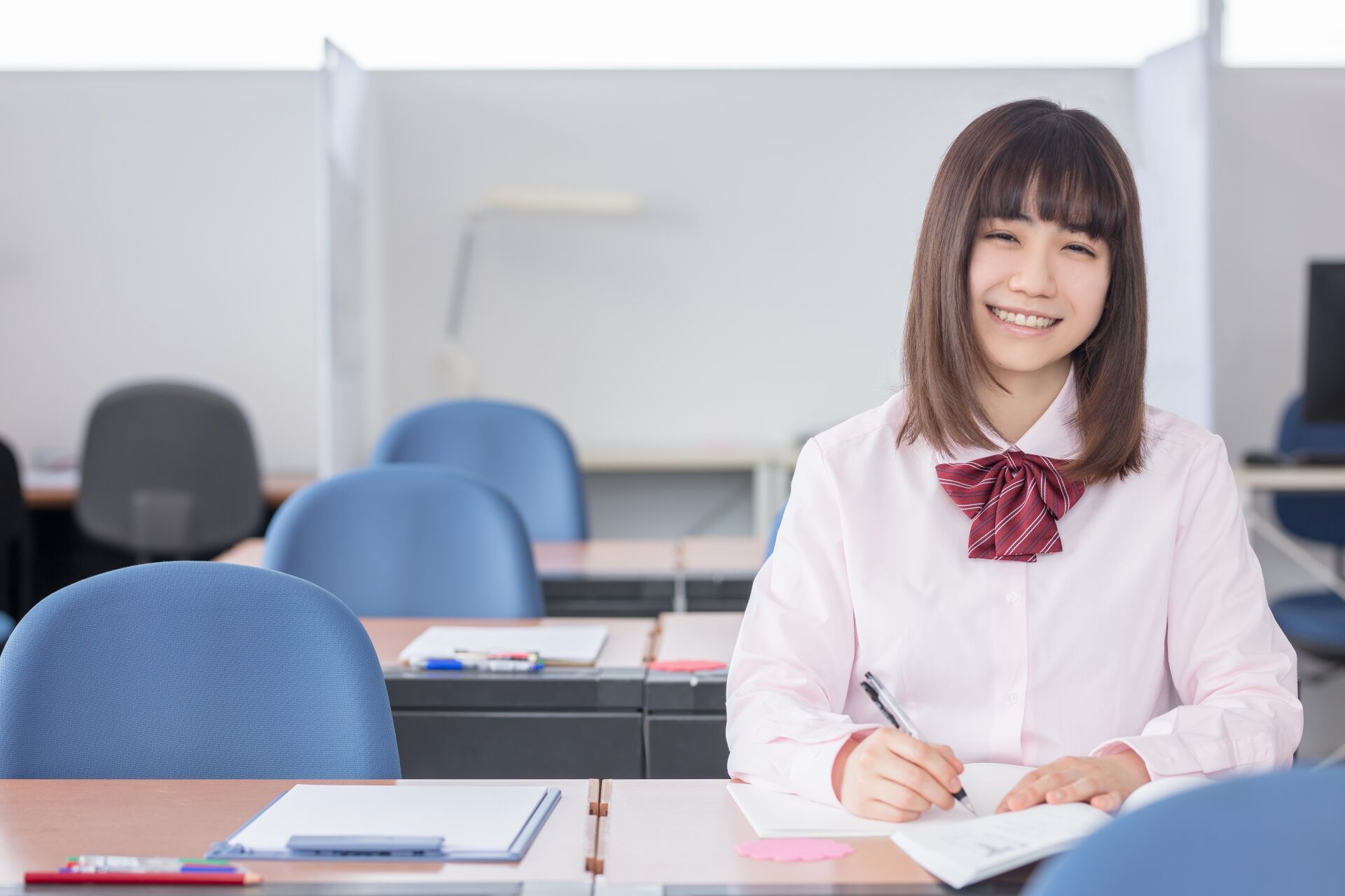教室で笑顔の女子高校生