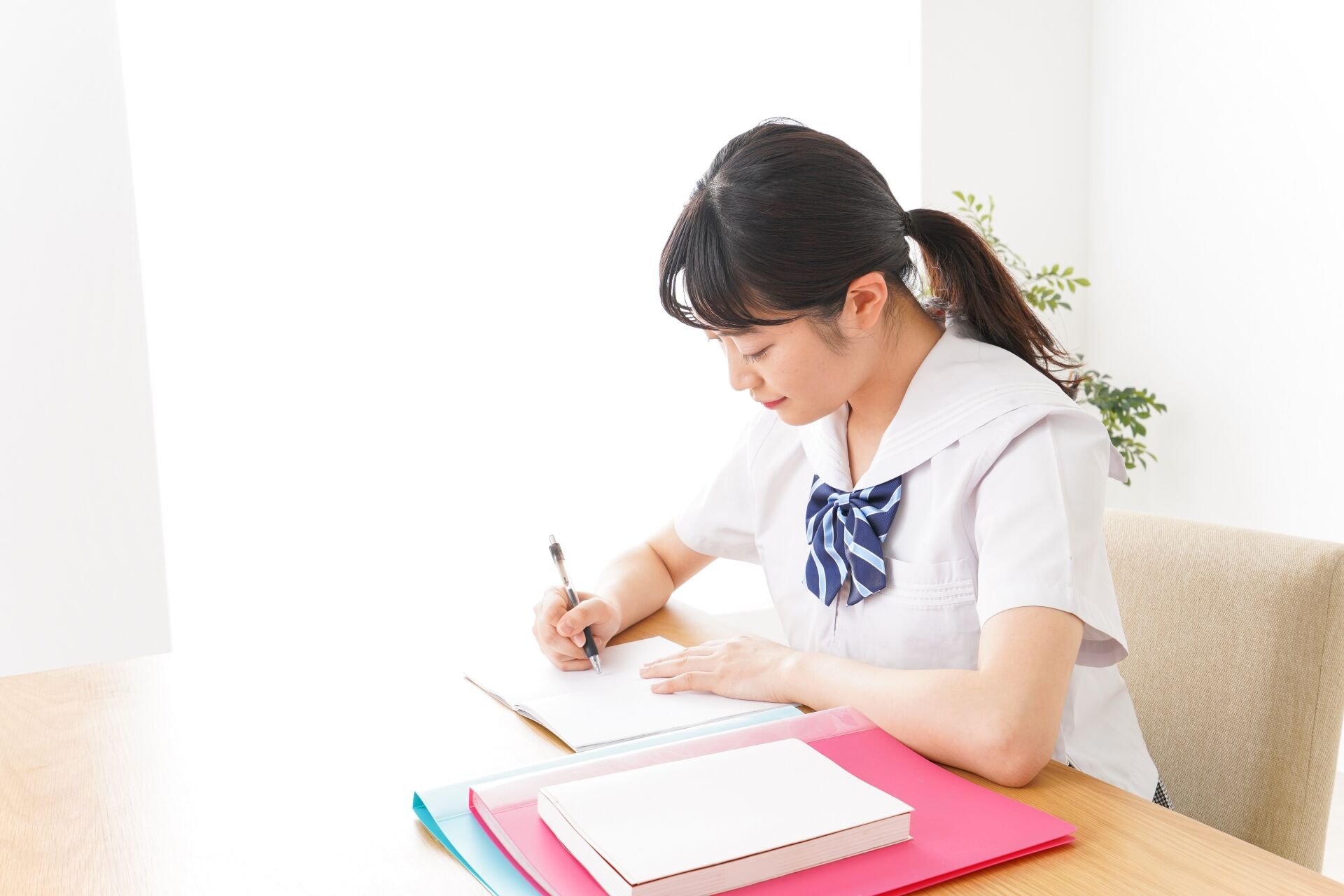 夏休み勉強する女学生