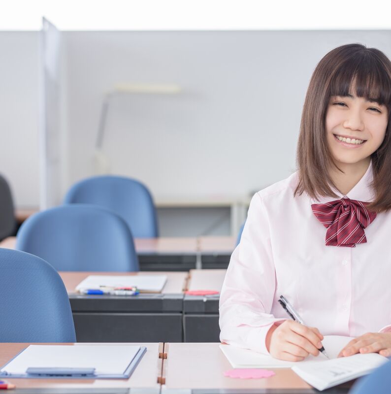 教室で笑顔の女子高校生