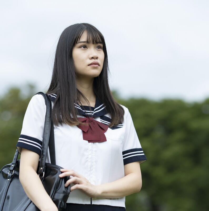 真顔の女子高生