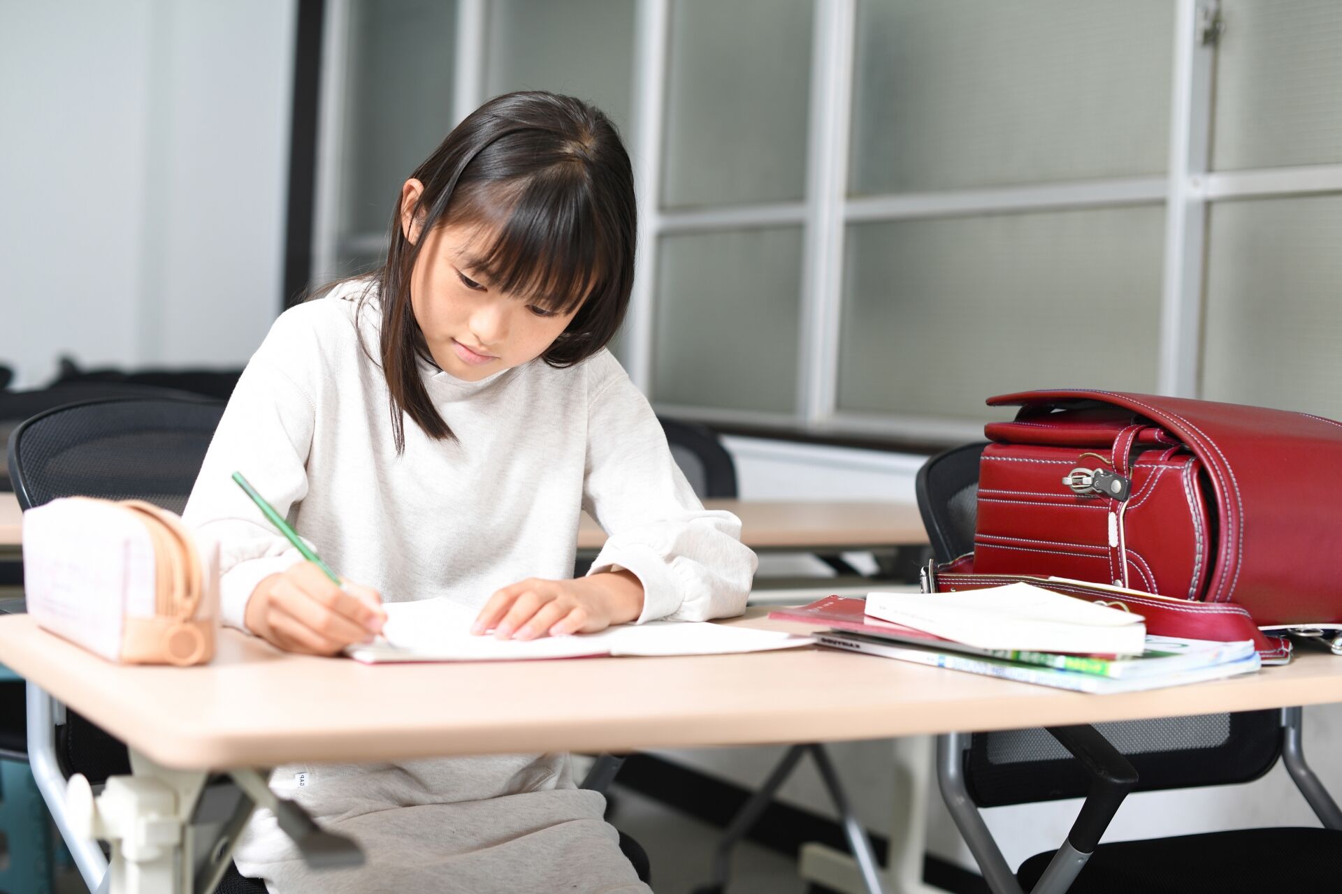 勉強する女子小学生
